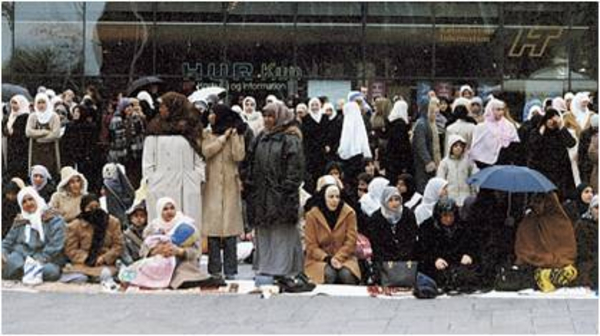 Muslimske kvinder Raadhuspladsen  2003   c  Kate OEstergaard  2003